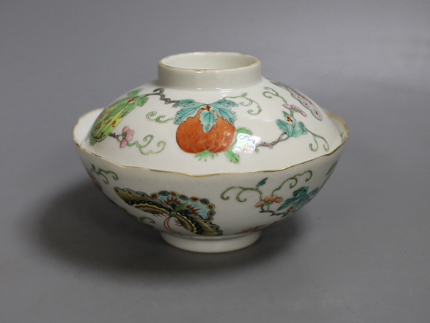 A Chinese famille rose bowl and cover, Xianfeng / Tongzhi period, unusually painted inside 14cm diameter